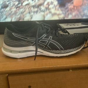 GEL-KAYANO 28
Men's Running Shoes size 9.5
